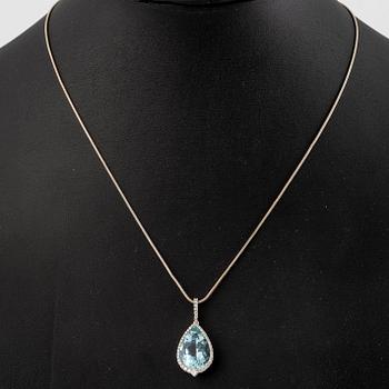 Hängsmycke, Sørsand, 18K vitguld med droppslipad akvamarin och prinsess- och briljantslipade diamanter.