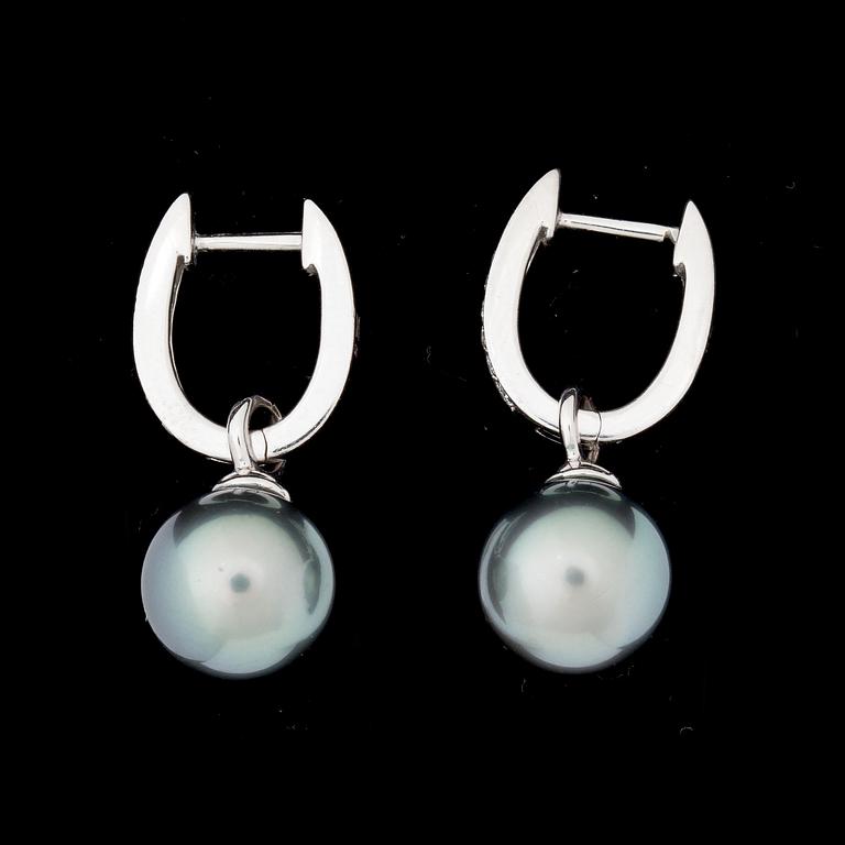 ÖRHÄNGEN, ett par med odlade Tahitipärlor, 14K vitguld samt briljantslipade diamanter. Vikt ca 5 g.