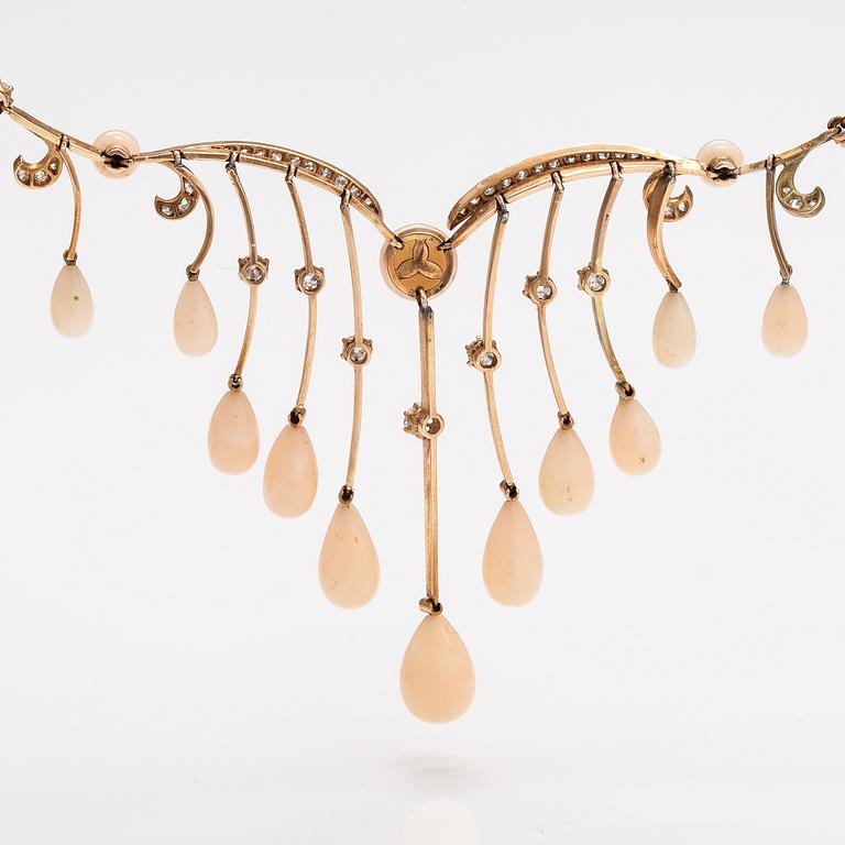 An 14K gold collier with old-cut diamonds ca. 1.90 ct in tot and pearls. Austria-Hungary, turn of the 20th century.
