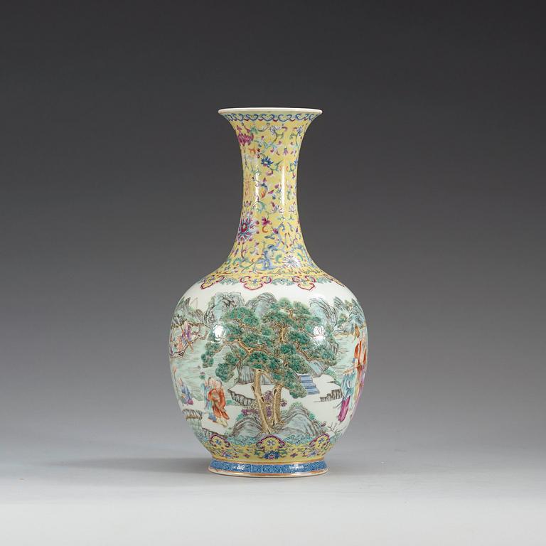 VAS, porslin. Troligen Republik, 1900-tal, med Qianlong sigillmärke.