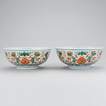SKÅLAR, ett par, porslin. Qingdynastin, 1800-tal med Jiaqings sigillmärke.