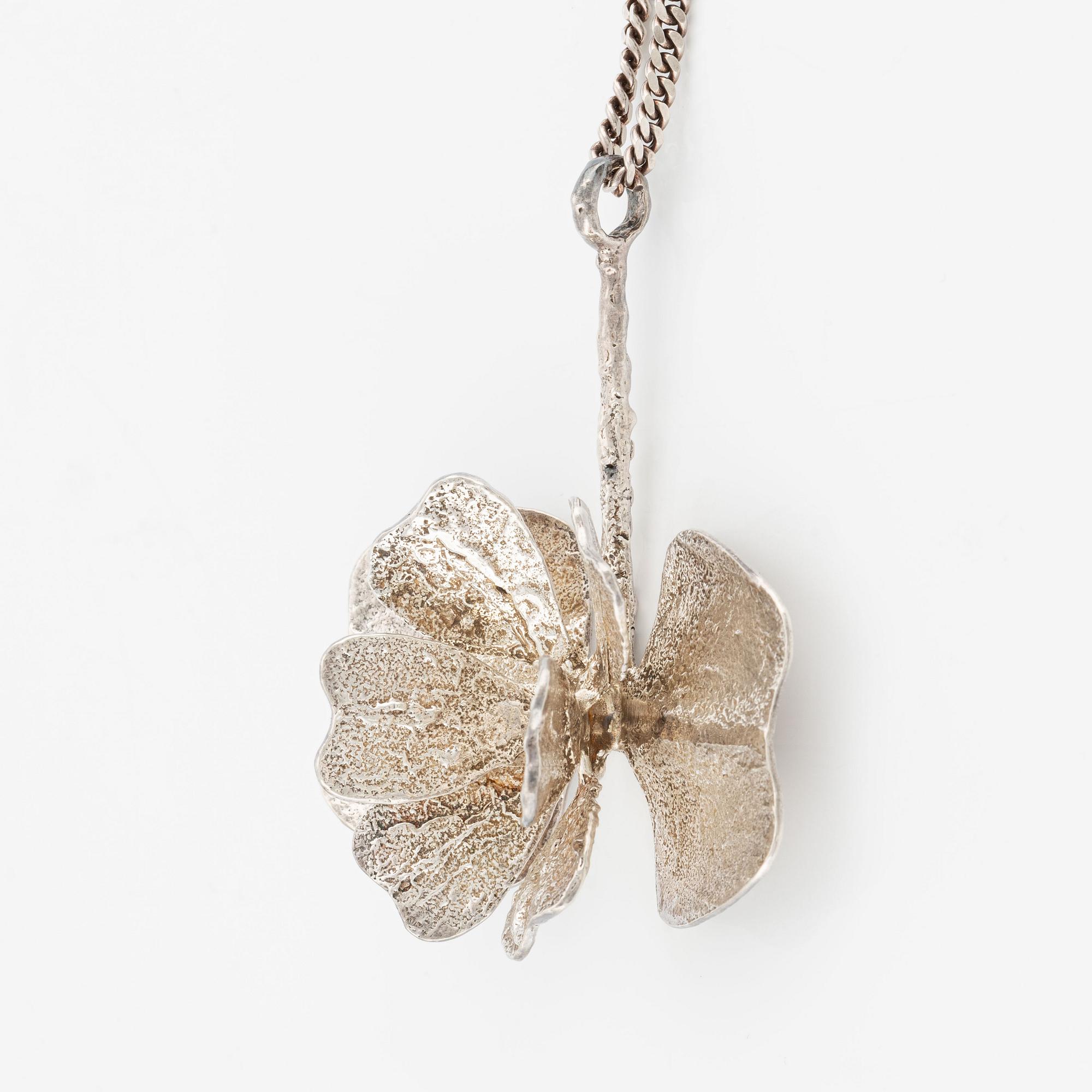A Theresia Hvorslev pendant in sterling silver with a silver chain.