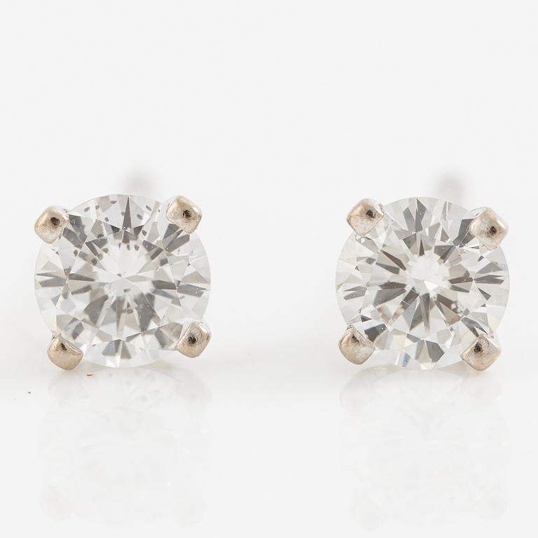 Örhängen, Strömdahls, 18K vitguld med runda briljantslipade diamanter totalt ca 0.38 ct.
