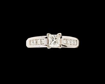 664. RING, prinsesslipad diamant, 0.56 ct, samt på sidorna mindre prinsesslipade diamanter, tot. ca 0.50 ct.