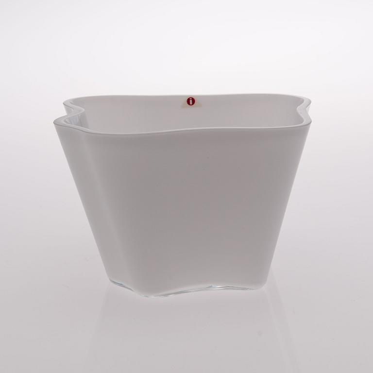 ALVAR AALTO, GLASS SCULPTURE, 4 PIECES. The Aalto Flower. Signed Alvar Aalto, the lower dish numbered 19/1986. Iittala.