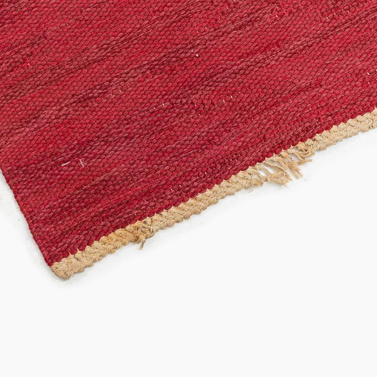 Edna Martin, a carpet, 'Oktandria, röd', flat weave, approximately 323 x 227 cm, signed SH (Svensk hemslöjd).