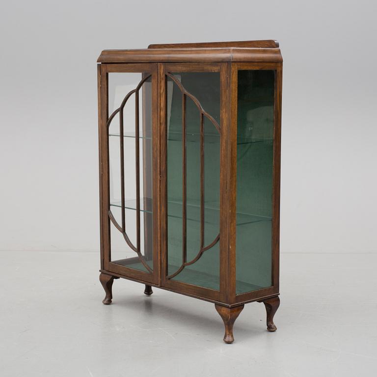 VITRINSKÅP, 1900-talets första hälft.