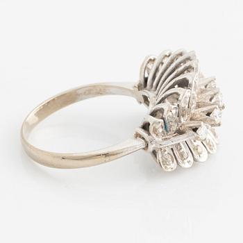 Ring, vitguld med små briljantslipade och rosenslipade diamanter.