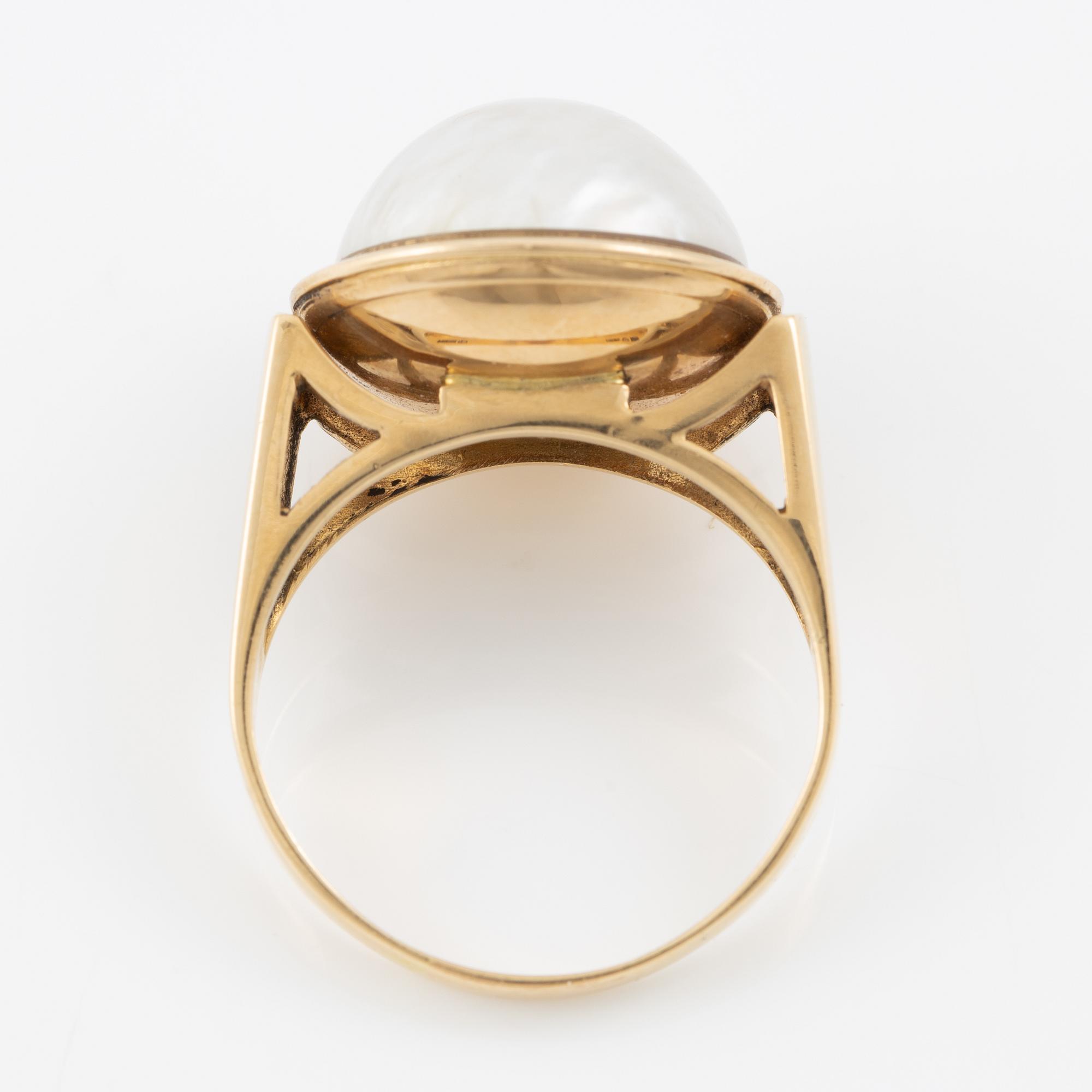 Ring 18K gold with mabé pearl.