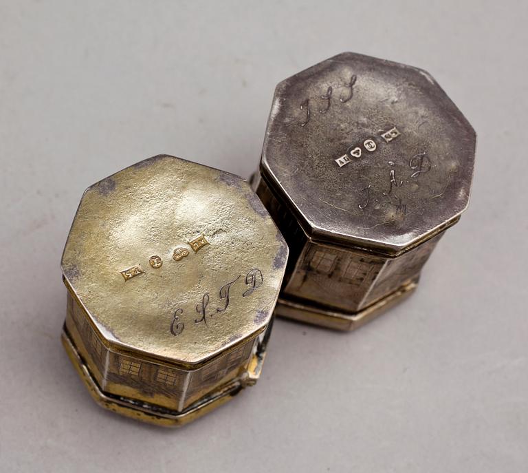 LUKTDOSOR, ett par, silver, Adrian Lilja, Karlskrona, bla 1869. Tot vikt ca 53g.