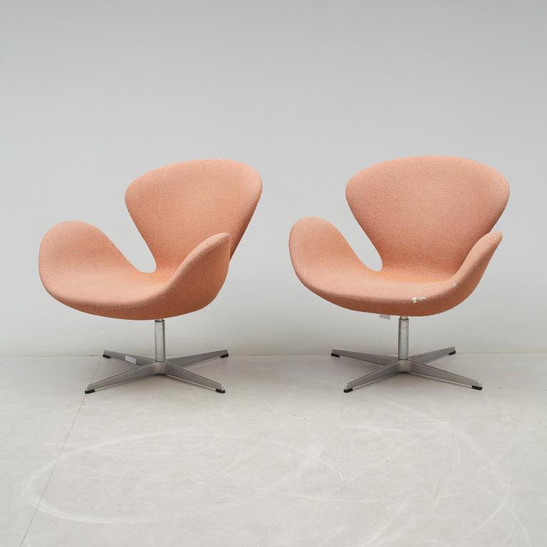 FÅTÖLJER, ett par, "Svanen", Arne Jacobsen för Fritz Hansen, 1988.