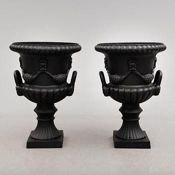 TRÄDGÅRDSURNOR, 1 par, gjutjärn, empirestil, modern tillverkning.