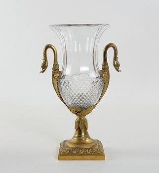 VAS PÅ FOT, glas och mässing, empire, 1800-talets första hälft.