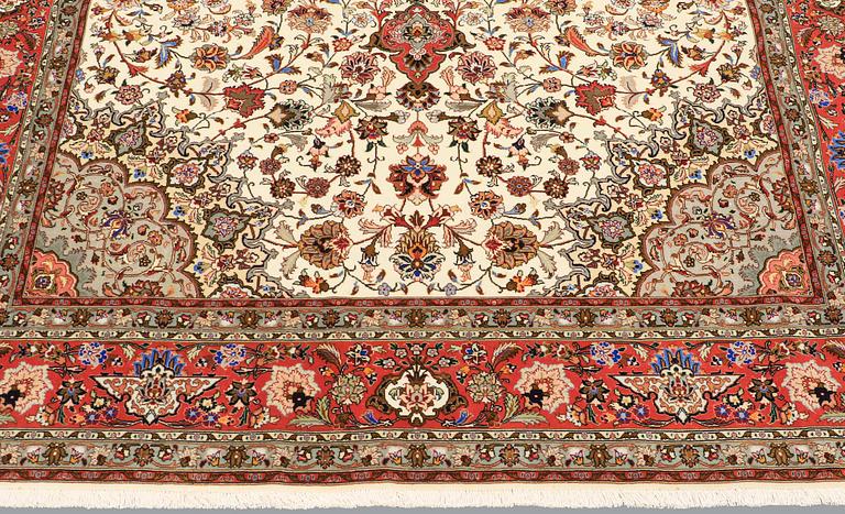 A carpet, Täbriz part silk, 306 x 200 cm.