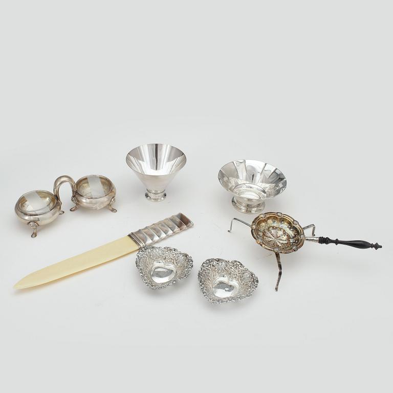 SALTKAR, SENAPSBURK samt KANNA, 1+1+1, silver. 1900-talets första hälft. Totalvikt ca 348 gram.