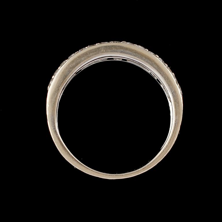 RING, 18k vitguld med 30 briljantslipade och 13 fasettslipade diamanter, Iduna,  Varberg, 2000-tal. Vikt 6 g.