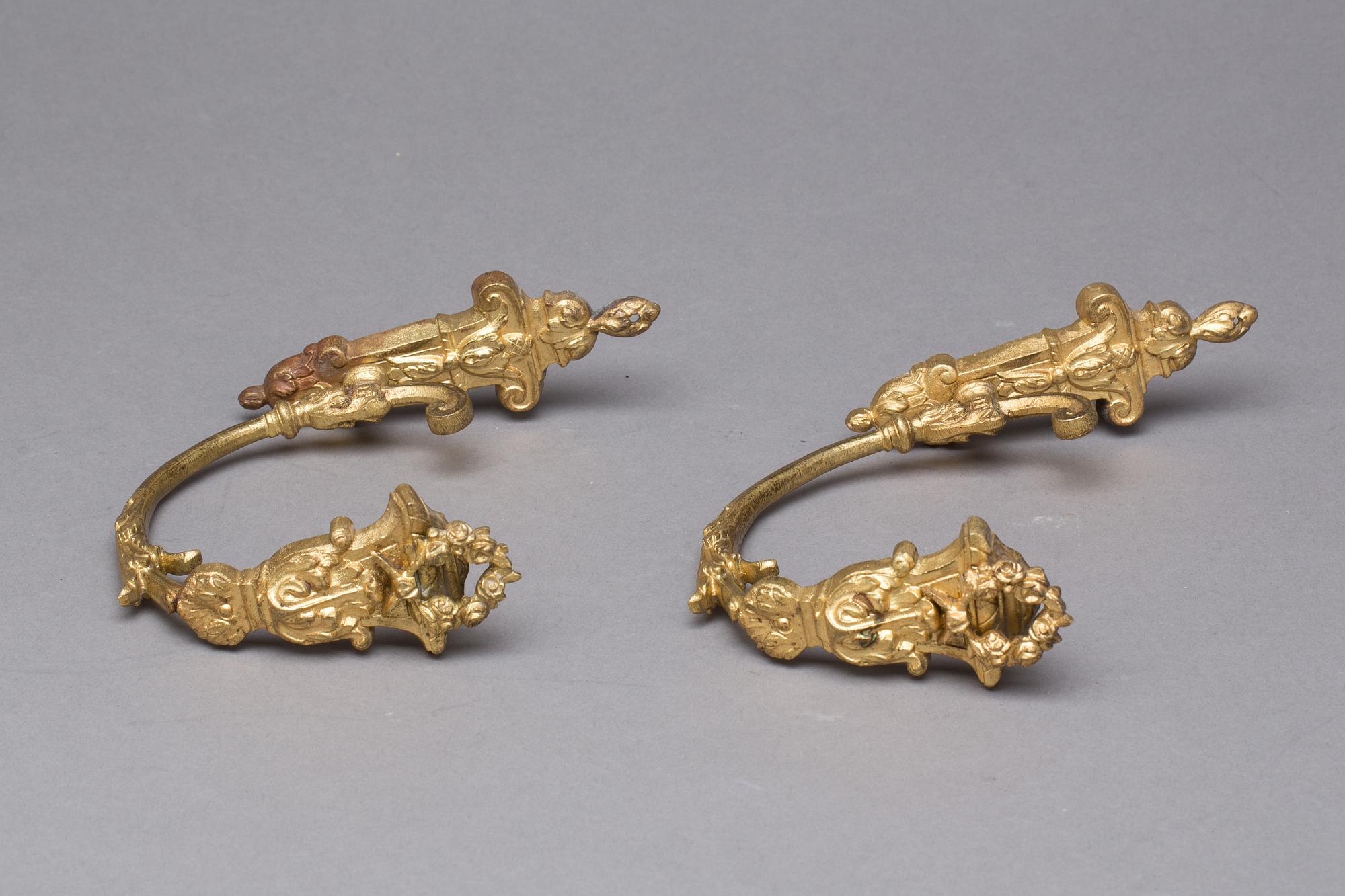 GARDINOMTAG, förgylld metall, Louis XVI-stil. Frankrike, 1900-talets första hälft.