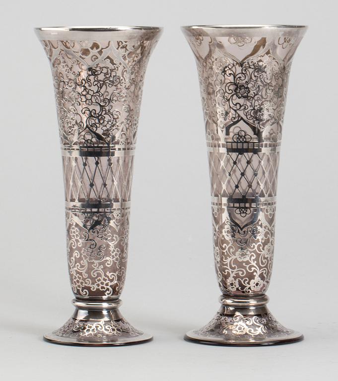VASER, ett par, glas, med dekor i sterlingsilver, 1900-tal.