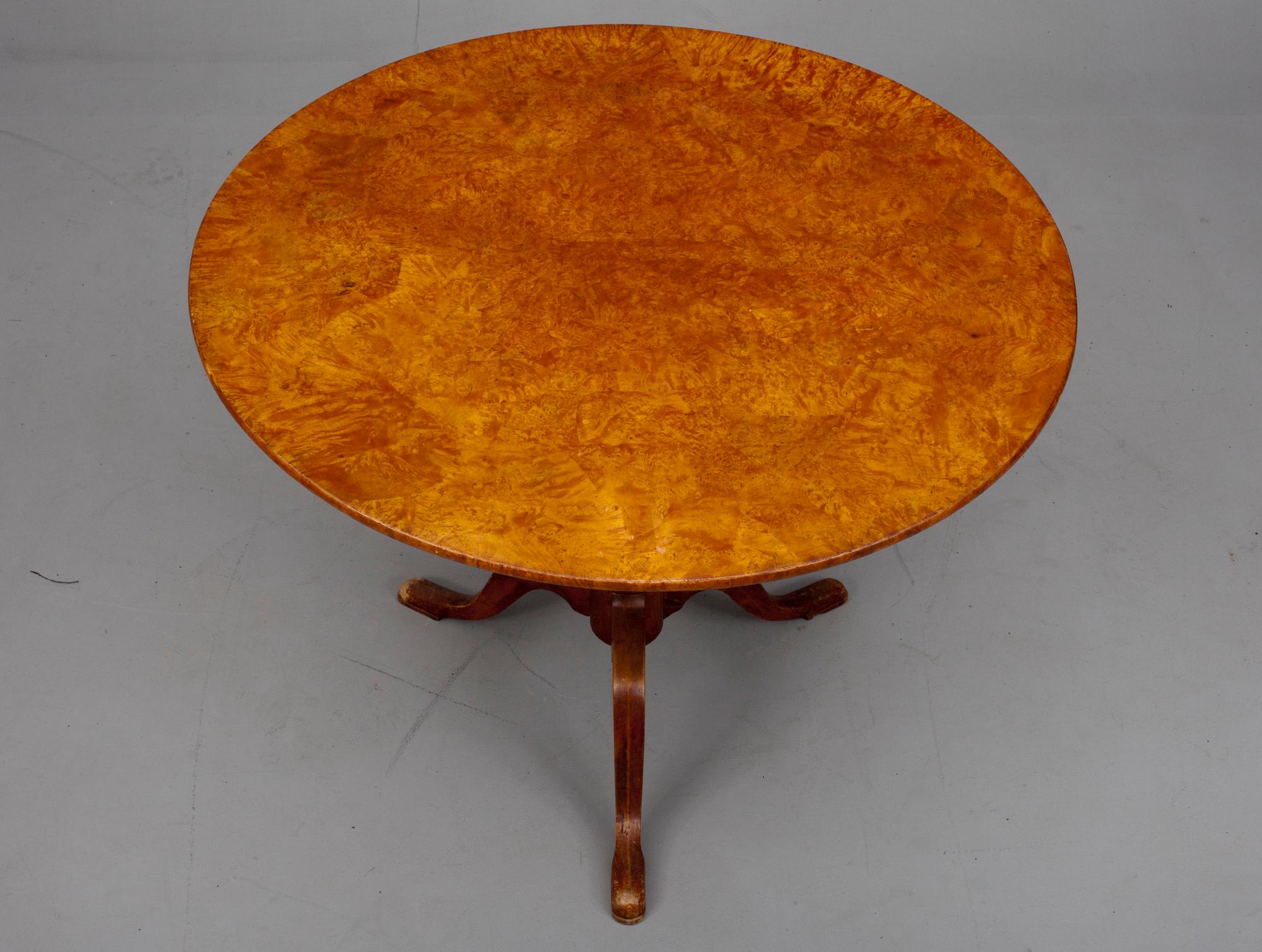 KÄÄNTÖPÖYTÄ, lepänjuuriviilutettu, 1800-luku.