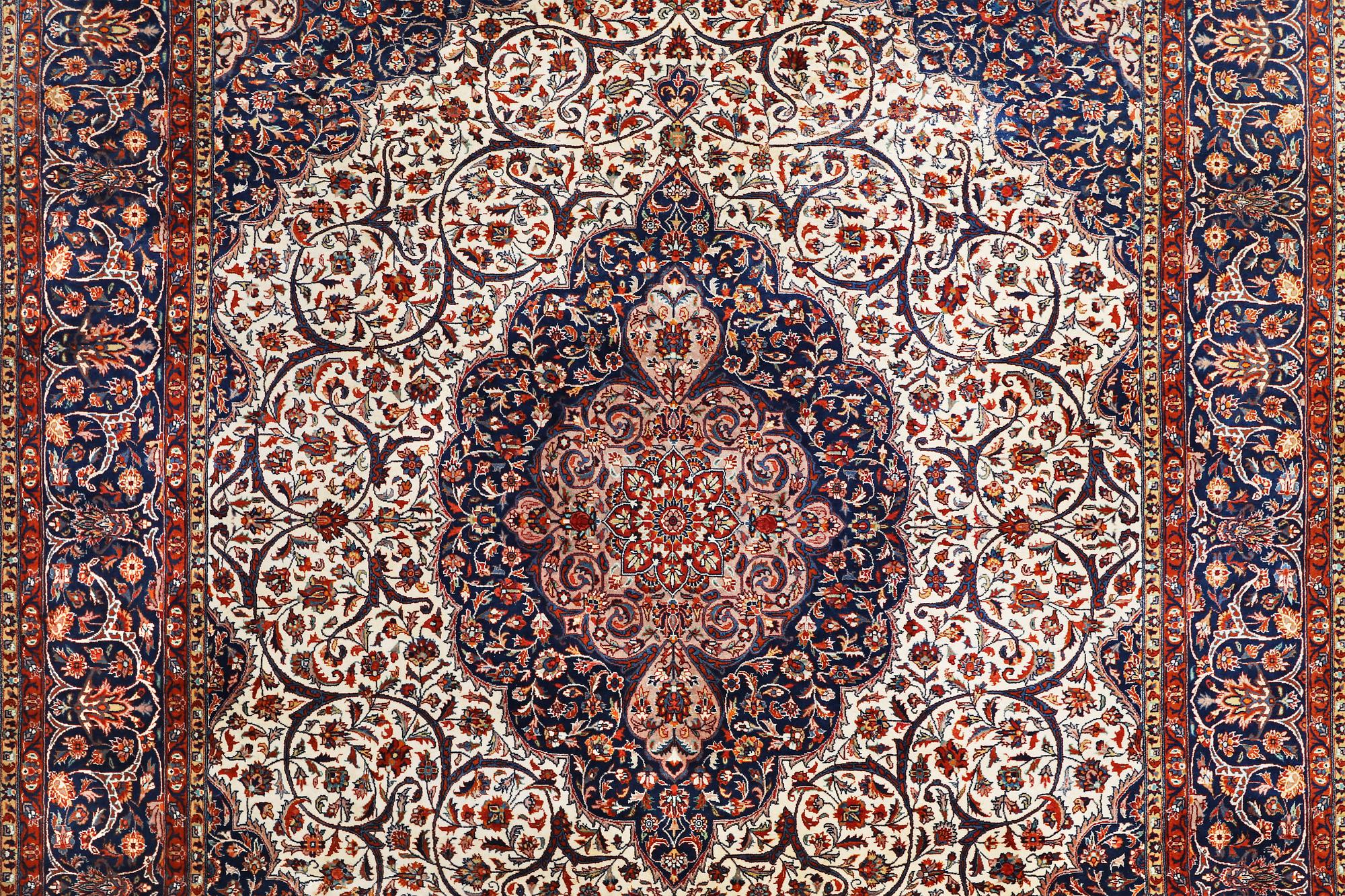 A carpet, Quum, ca 334 x 248 cm.