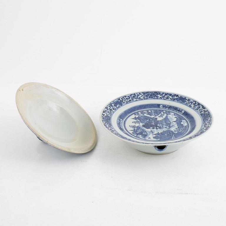 A hot water plate with cover, blue and white export porcelain, China, Qianlong (1736-95).