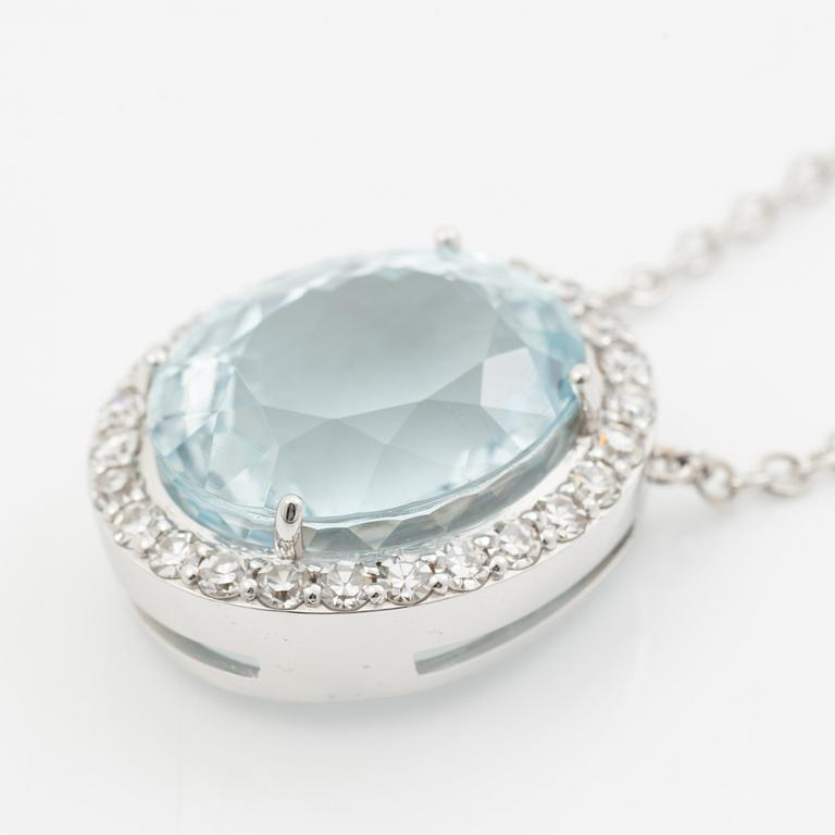 Collier 18K vitguld med oval akvamarin och briljantslipade diamanter.
