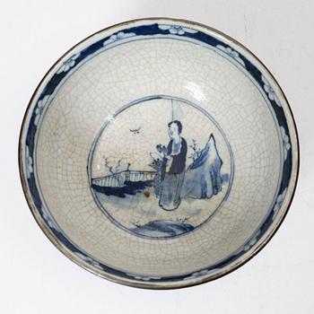 A Chinese porcelain vase and a bowl, around 1900.
