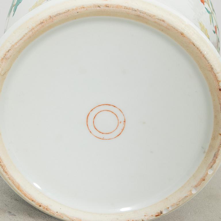 A pair of Chinese porcelain urns 20th century.