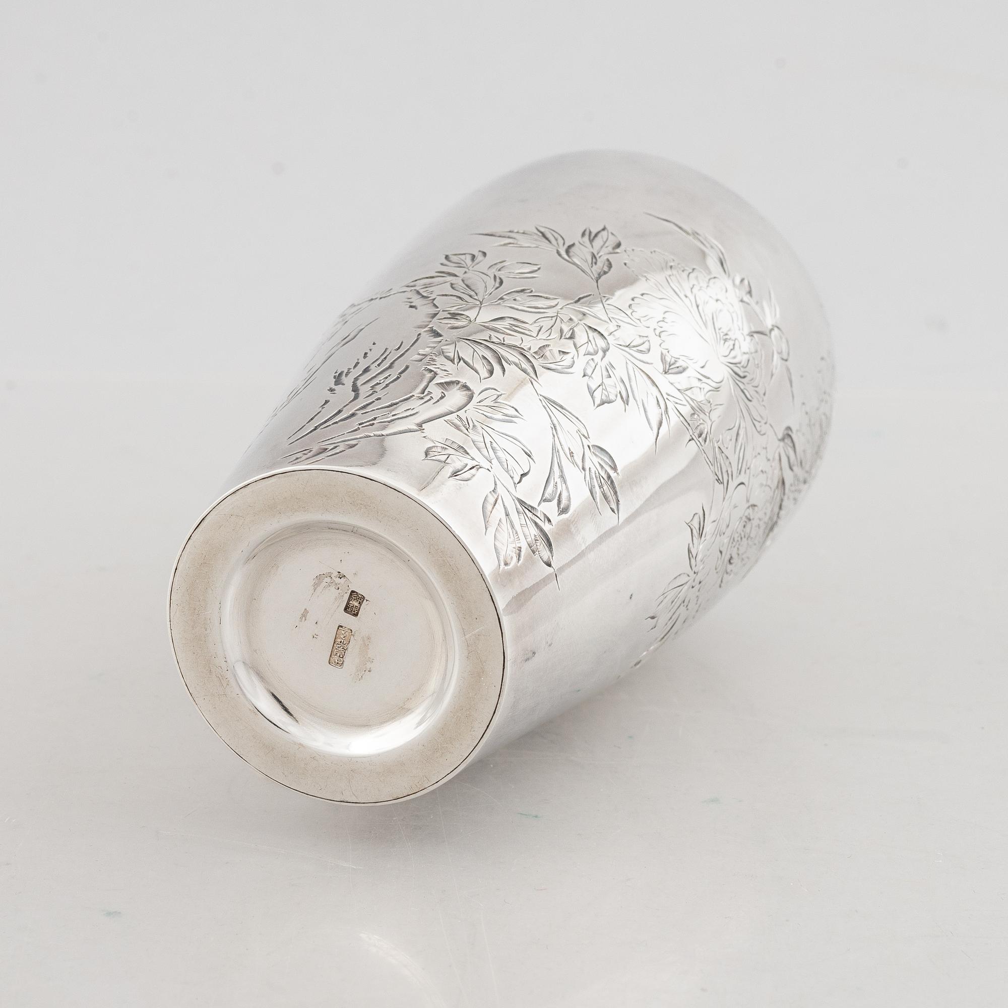 Vas, silver, signerad, Japan, 1900-tal. Vikt 160 g.