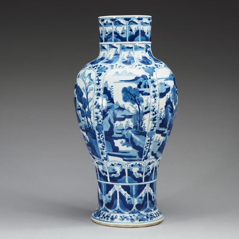 A large blue and white vase, Qing dynasty, Kangxi (1662-1722).