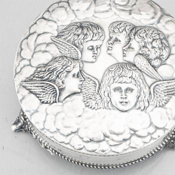 An English Silver Box, mark of William Aitken, Birmingham 1905.