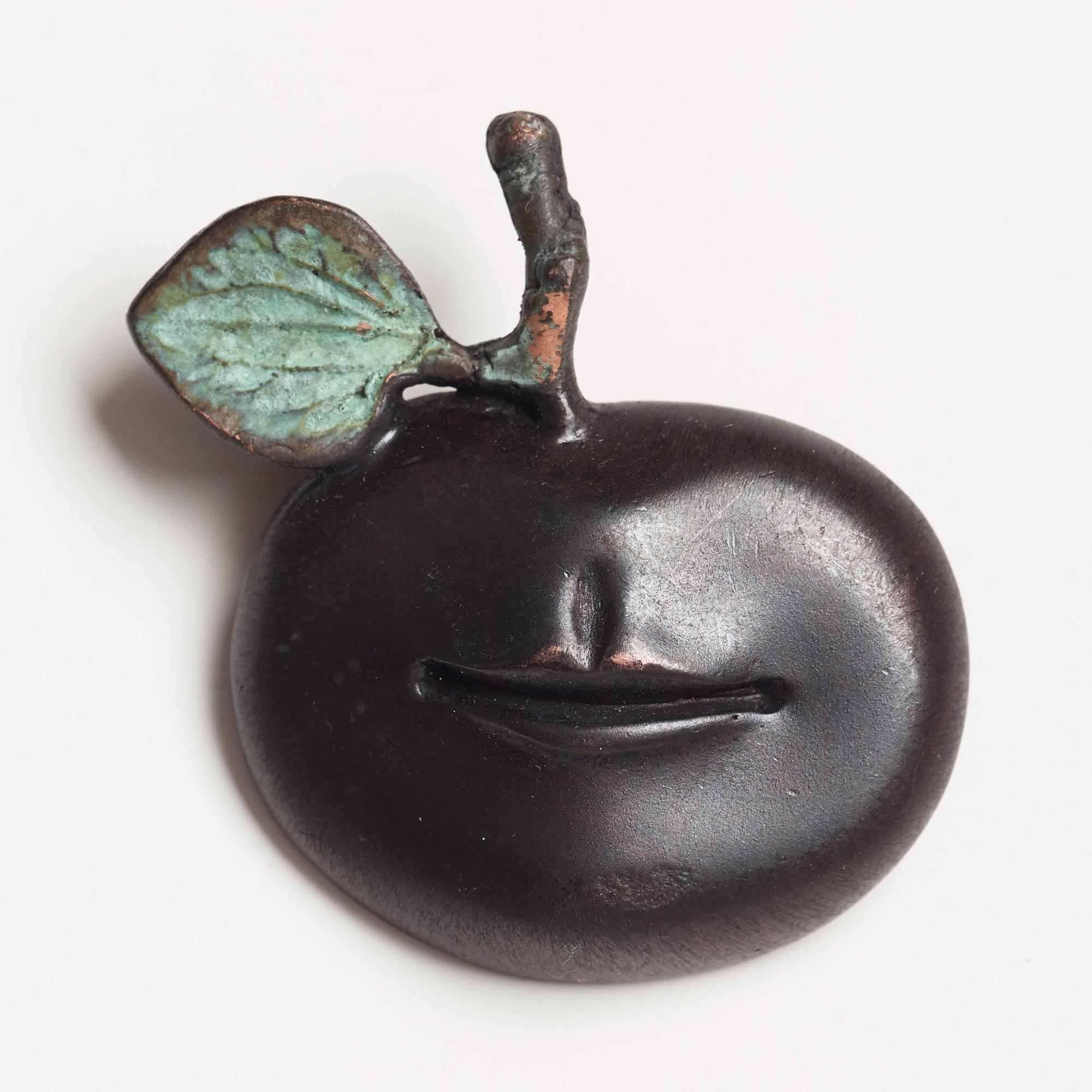 Claude Lalanne brosch brons "Pomme bouche".