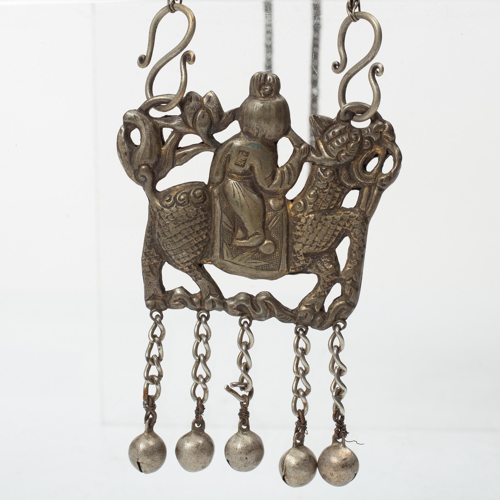 Amuletter, fyra stycken, vitmetall samt fyra hårsmycken delvis i silver, Kina, 1900-tal.