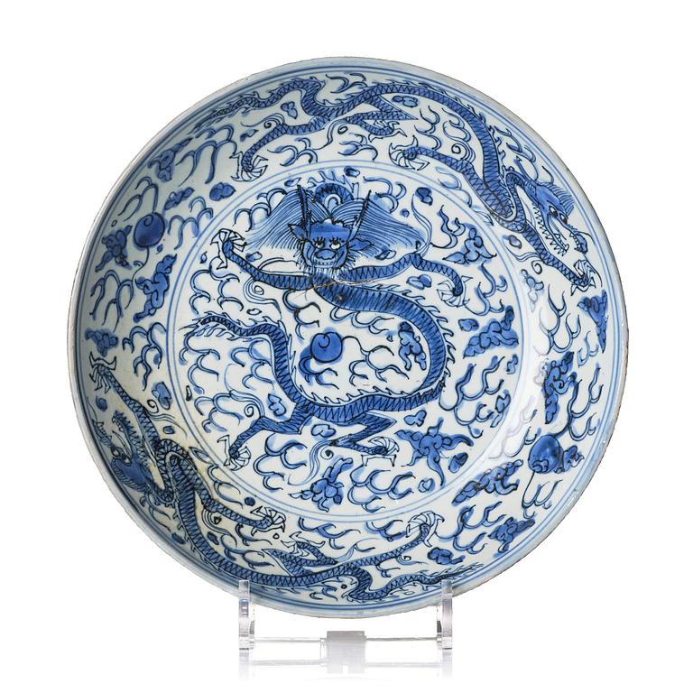 A blue and white five clawed dragon dish, Ming dynasty, Wanli (1572-1620).