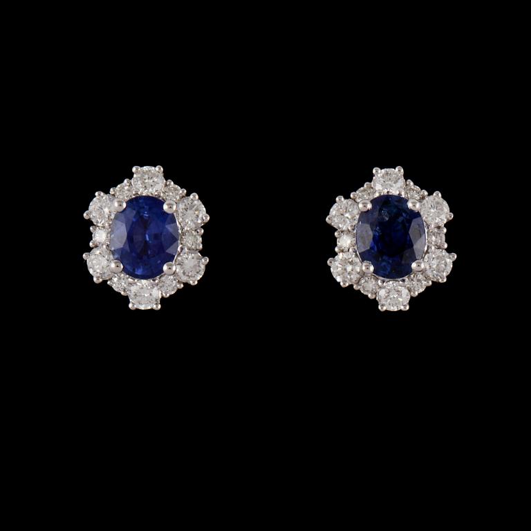 ÖRHÄNGEN, ett par, 18k vitguld med 24 briljantslipade diamanter, tot 0.60 ct samt 2 blå safirer, tot 1.58 ct. Vikt 3 g.