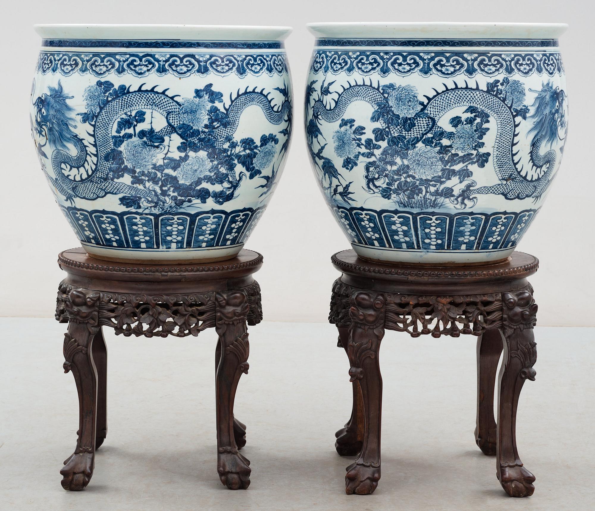 A pair of large blue and white fish basins/flower pots, late Qing dynasty, circa 1900.
