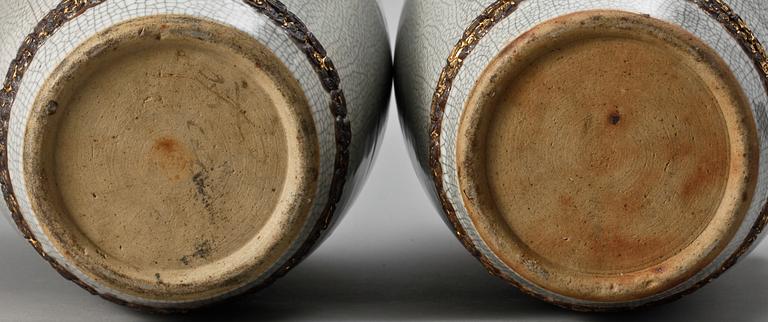 A pair of ge-glazed jars with covers, Qing dynasty.