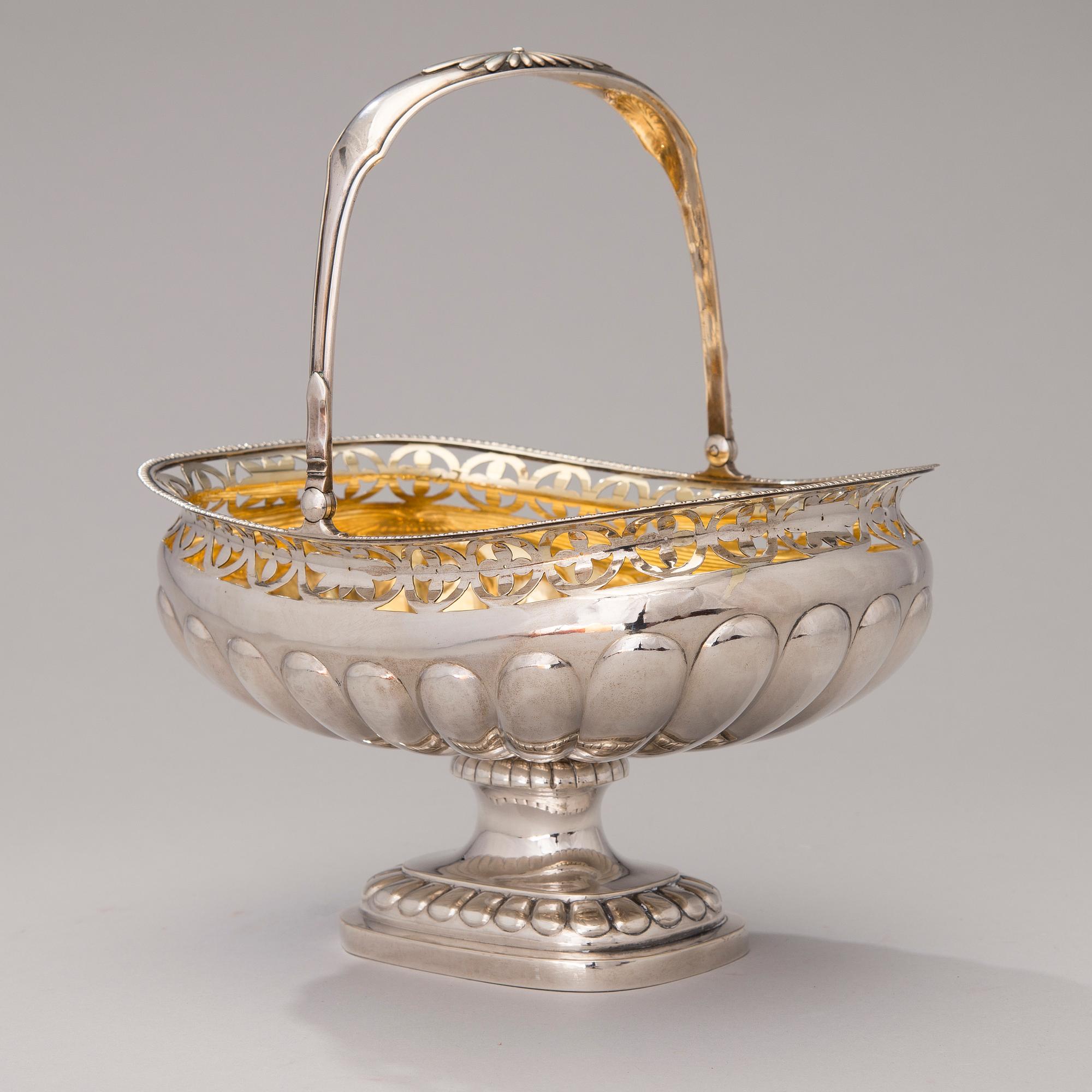 A RUSSIAN SWINGHANDEL BREADBASKET, silver, Tallinn (Reval), Friedrich Wilhelm Möring 1818-1828.
