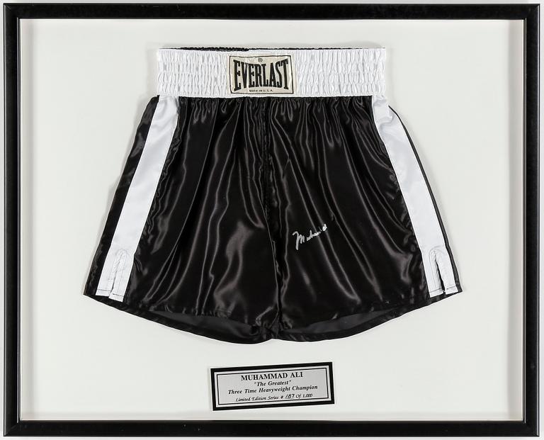 SHORTS, signerade av Muhammad Ali. Framställda i 1000 numrerade och signerade exemplar. 1990-tal.