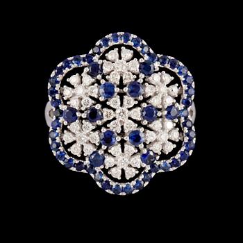 RING, 18k vitguld med 49 briljantslipade diamanter, tot 0.59 ct samt 54 blå safirer, tot 1.21 ct. Vikt 6 g.
