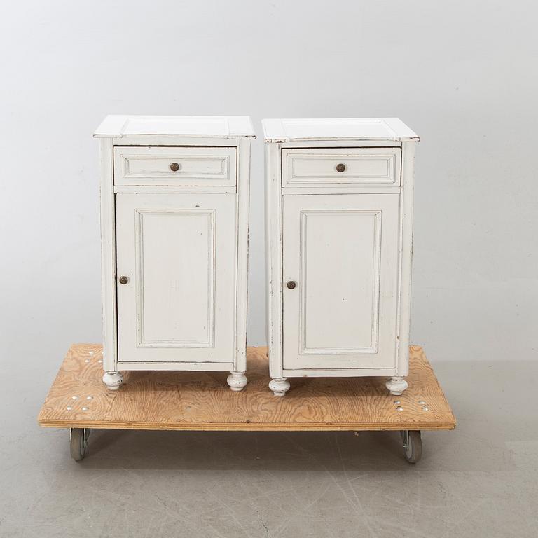 SÄNGBORD, ett par. Modern tillverkning.