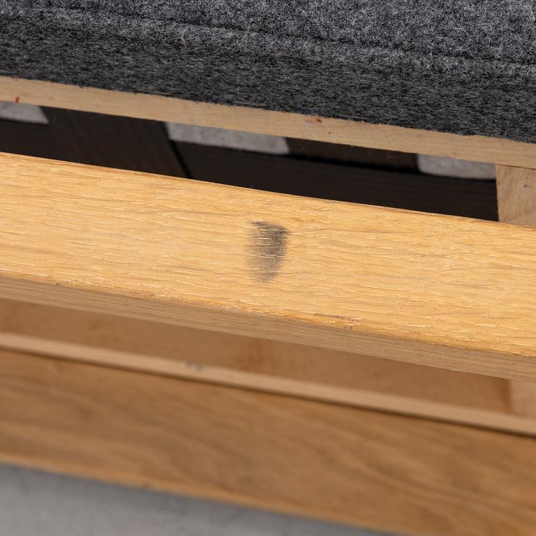 Arne Jacobsen, & Flemming Lassen, Soffa, ”Mayor AJ5”, &Tradition, Danmark, 2000-tal.