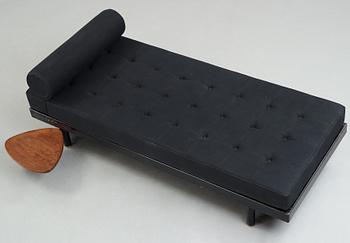 JEAN PROUVÉ & CHARLOTTE PERRIAND, dagbädd med sidobord, "Scal No 450" "Antony", Frankrike, ca 1954.