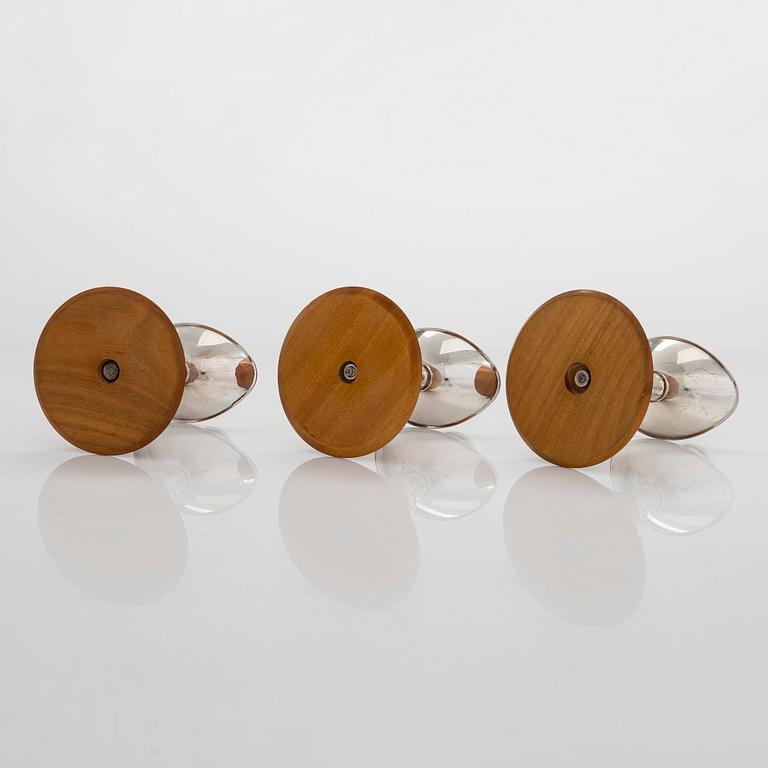 Anna-Greta Eker, ljusstakar, 3 st, silver och mahogny, Auran Kultaseppä, Åbo 1961-64.