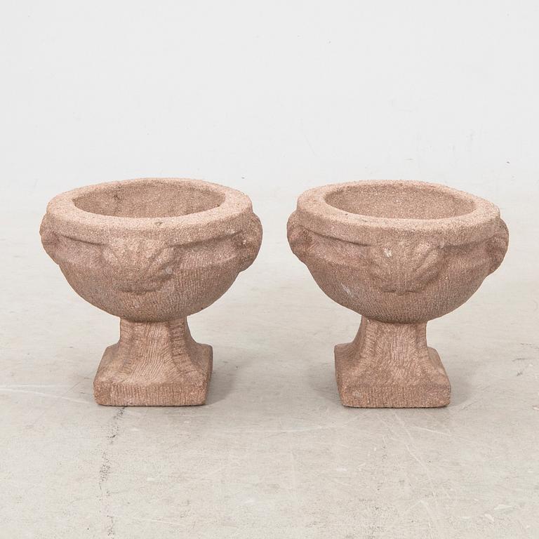 A pair of garden urns.