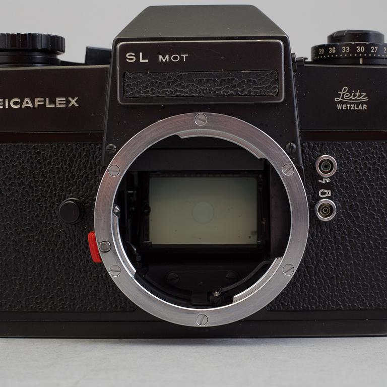 KAMERA LEICAFLEX SL MOT, nr 1342037, 1973. Med Summicron-r 1:2/50. Instruktionsbok för Leica SL2  medföljer.