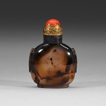 A agathe snuff bottle with stopper, Qing dynasty (1644-1912).