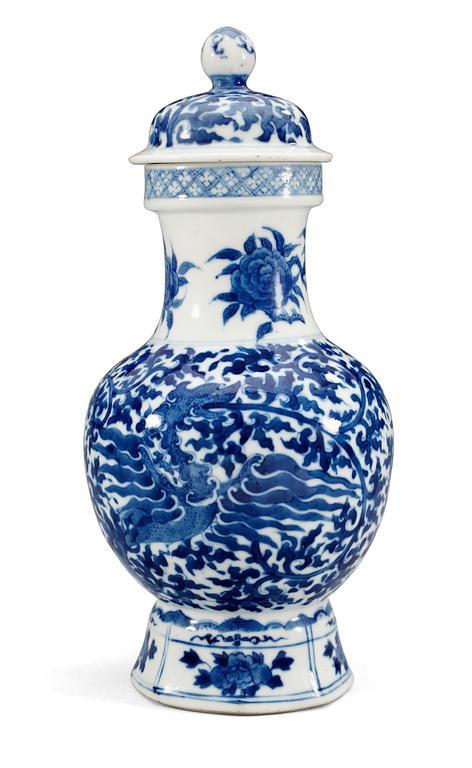 A blue and white vase with cover, Qing dynasty (1644-1912), with Kangxi´s six character mark.
