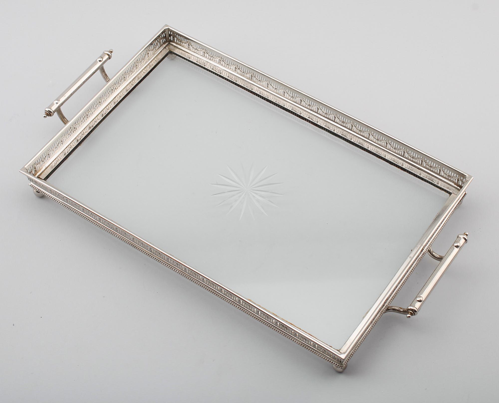BRICKA, nysilver och glas, 1900-talets första hälft.