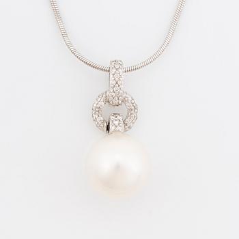White gold, cultured pearl and brilliant cut diamond necklace, Golden Lady.